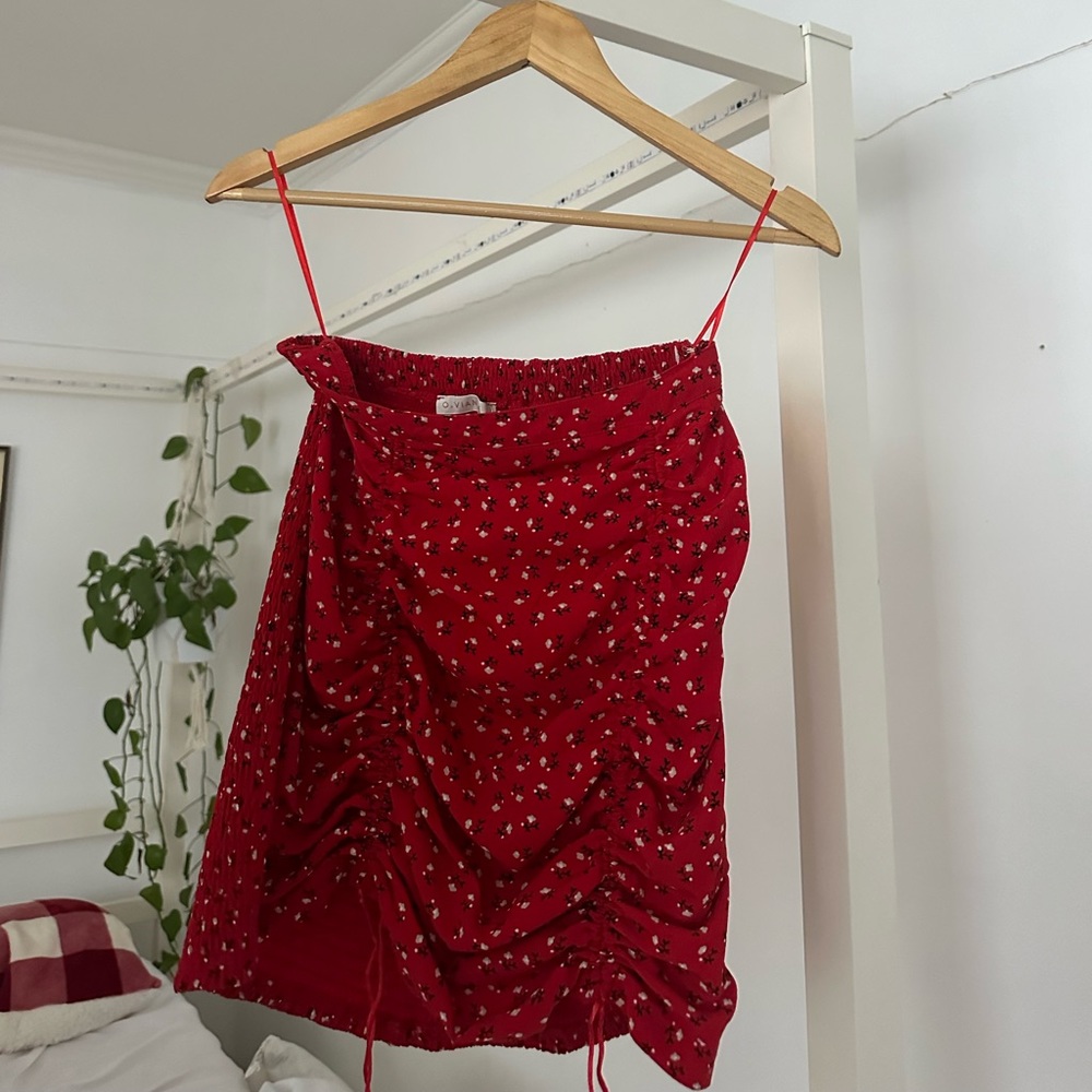 Isabel’s cabinet O. Vianca, red mini skirt